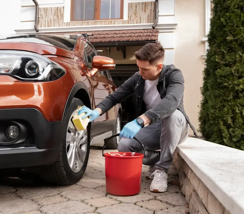 Lavage auto à domicile Montagnac-la-Crempse : professionnel intervenant sur un véhicule